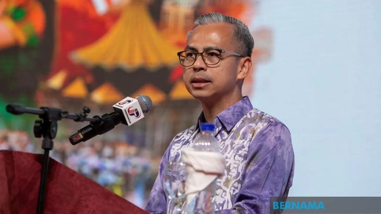 Menteri Komunikasi Datuk Seri Fahmi Fadzil berucap pada Majlis Pelancaran Bulan Kebangsaan dan Kibar Jalur Gemilang 2026 (MPBKKJG 2026) di Institut Latihan Kementerian Kesihatan Malaysia Sultan Azlan Shah (ILKKM SĂS) Tanjung Rambutan, di sini hari ini. -- BERNAMA