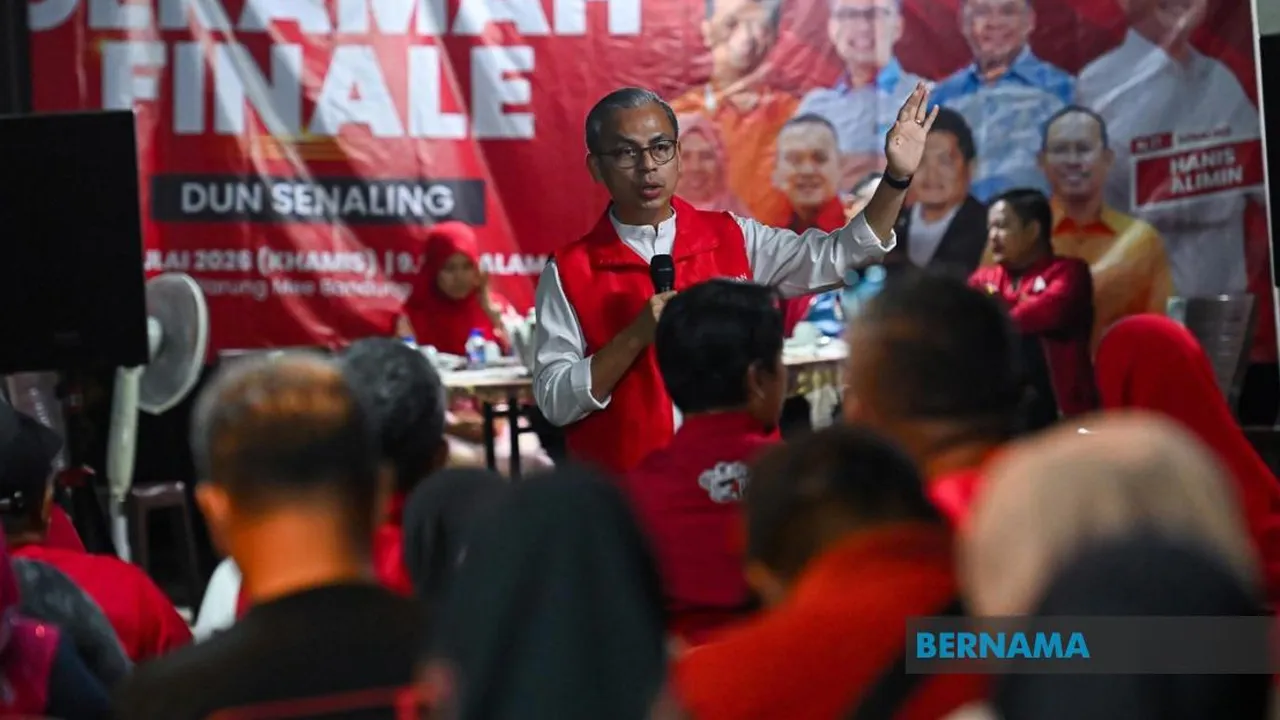 Menteri Komunikasi merangkap Pengarah Komunikasi Pakatan Harapan (PH) Datuk Seri Fahmi Fadzil (tengah) berucap ketika membantu calon PH Mohd Hanis Alimin berkempen pada Program Ceramah Grand Finale DUN Senaling di Warung Mee Bandung US hari ini. --fotoBERNAMA (2026) HAK CIPTA TERPELIHARA