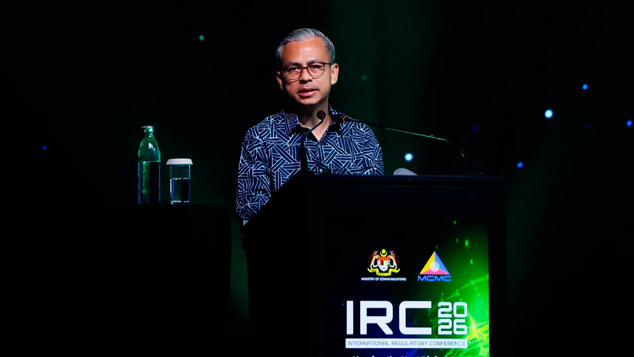 KUALA LUMPUR, 21 Julai -- Menteri Komunikasi Datuk Seri Fahmi Fadzil menyampaikan ucapan perasmian pada Persidangan Kawal Selia Antarabangsa (IRC) 2026 hari ini.  -- fotoBERNAMA 