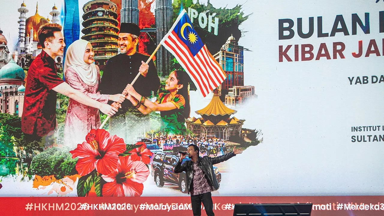IPOH, 19 Julai -- Penyanyi Faizal Tahir membuat persembahan lagu berjudul “Aku Berjanji” ciptaan dan nyanyiannya yang dipilih sebagai lagu tema rasmi sambutan Hari Kebangsaan dan Hari Malaysia (HKHM) 2026 sempena Majlis Pelancaran Bulan Kebangsaan dan Kibar Jalur Gemilang 2026 (MPBKKJG 2026) di Institut Latihan Kementerian Kesihatan Malaysia Sultan Azlan Shah (ILKKM SAS) Tanjung Rambutan, hari ini.  --fotoBERNAMA (2026) HAK CIPTA TERPELIHARA