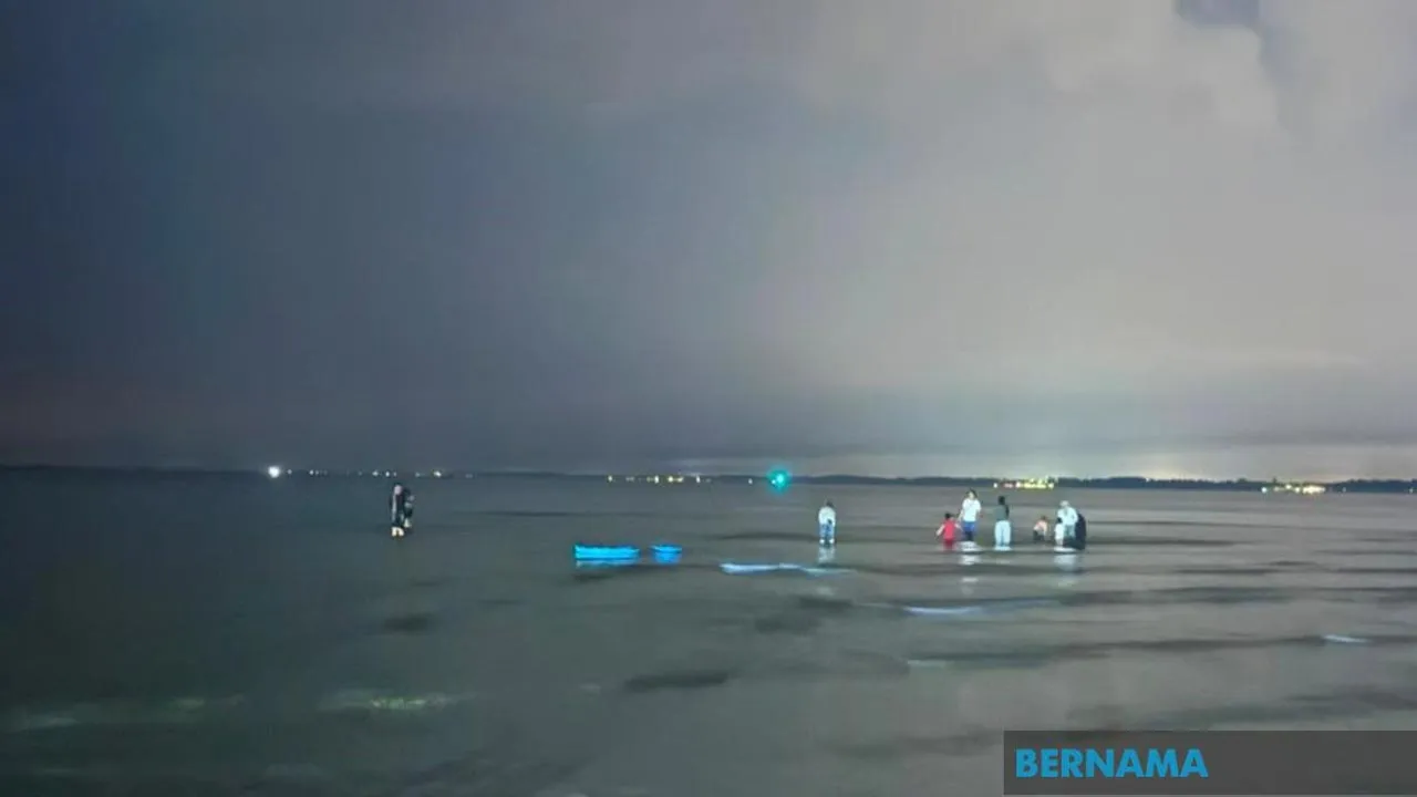 Fenomena Cahaya Biru Di Pantai Tembeling Jadi Tumpuan Warga Kuantan -- BERNAMA