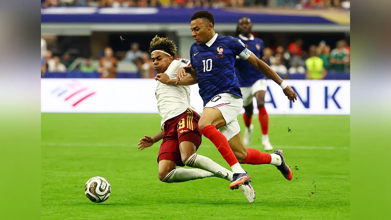 Soccer Football - FIFA World Cup 2026 - Semi Final - France v Spain - Dallas Stadium, Arlington, Texas, U.S. - July 14, 2026 France's Kylian Mbappe in action with Spain's Lamine Yamal REUTERS/Kai Pfaffenbach
