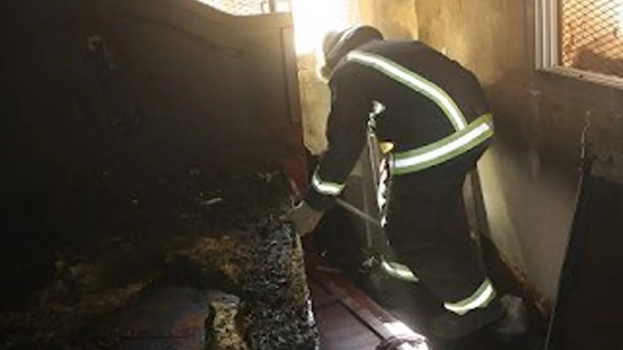After the fire was extinguished, a truly shocking disaster was uncovered. The authorities found four charred bodies inside the house, accompanied by a strong stench of decay indicating that the deaths were not recent. The bodies belonged to members of a single family: the father, the mother, and two sons. There were also two young people (a son and a daughter) crying outside the house, appearing utterly devastated.