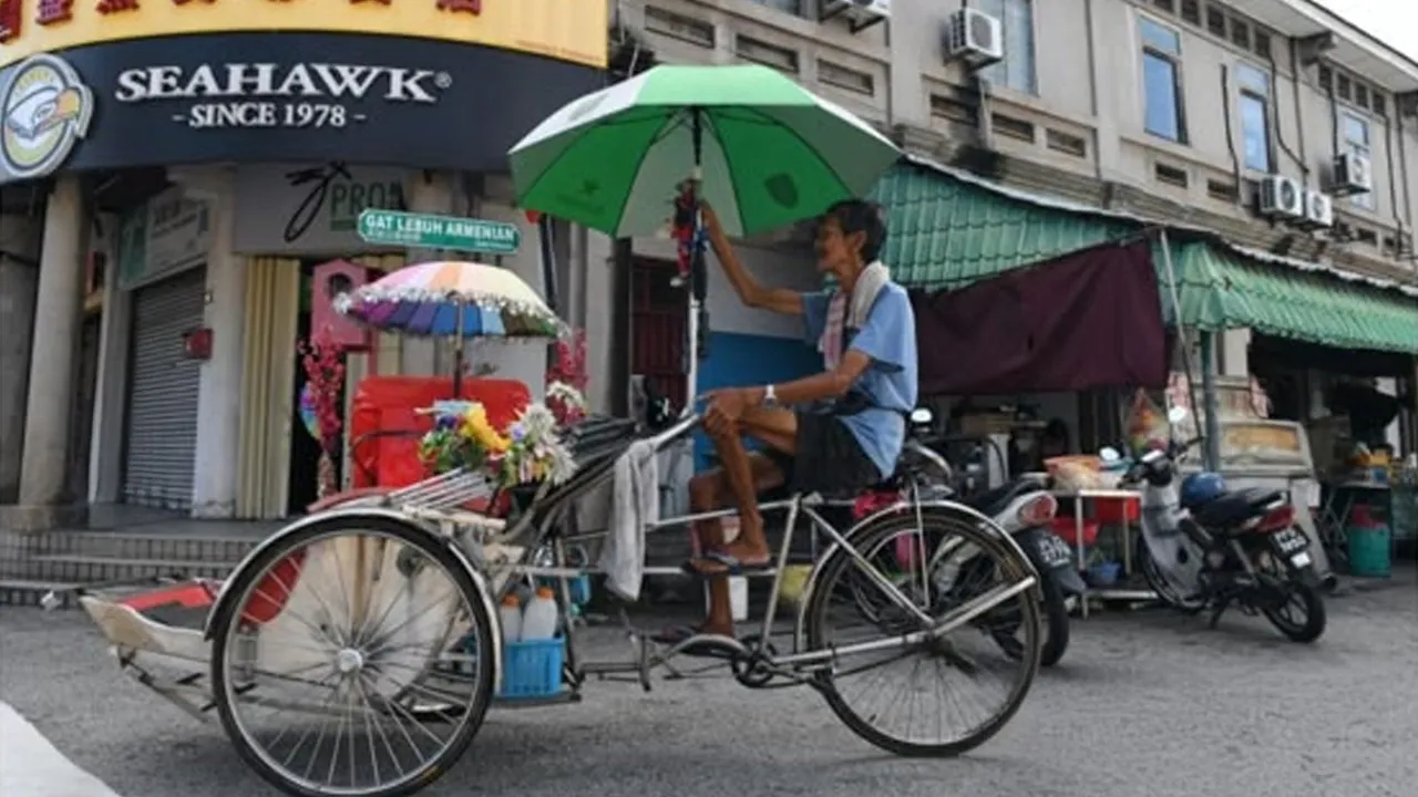 GEORGE TOWN, 12 Julai (Bernama) -- Di sebalik kepesatan sistem pengangkutan moden dan dominasi perkhidmatan e- panggilan, beca terus mengukuhkan kedudukannya sebagai antara ikon pelancongan paling sinonim dengan Pulau Pinang, dengan menawarkan pengalaman unik yang menghubungkan pelancong dengan sejarah, budaya dan warisan George Town.