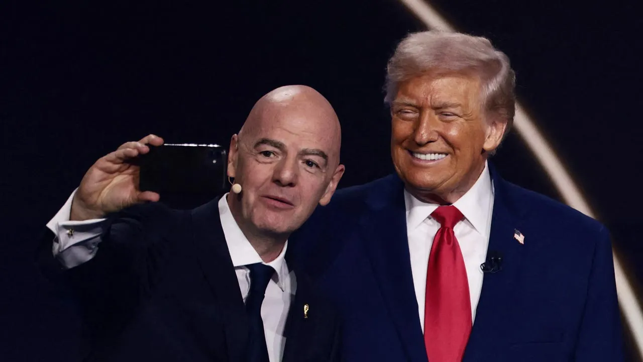 Presiden Persekutuan Bolasepak Antarabangsa (FIFA), Gianni Infantino, bersama Presiden Amerika Syarikat (AS), Donald Trump. -- stadiumastro