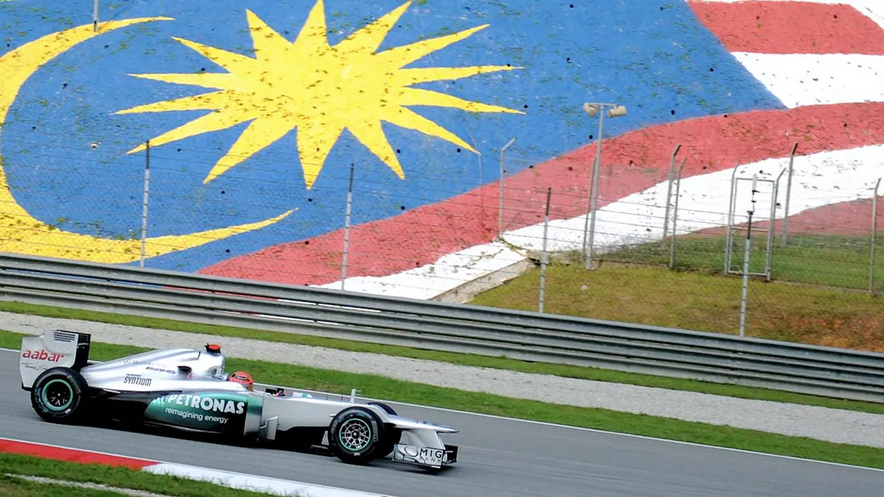 SEPANG, 23 Mac -- Pelumba Mercedes AMG Petronas Michael Schumacher ketika menjalani sesi latihan bebas sempena Perlumbaan Formula One (F1) Petronas Malaysian Grand Prix di Litar Antarabangsa Sepang di sini, hari ini. Malaysia menjadi tuan rumah bagi pusingan kedua Kejohanan F1 Dunia FIA 2012 yang bermula hari ini hingga Ahad. --fotoBERNAMA (2012) HAKCIPTA TERPELIHARA