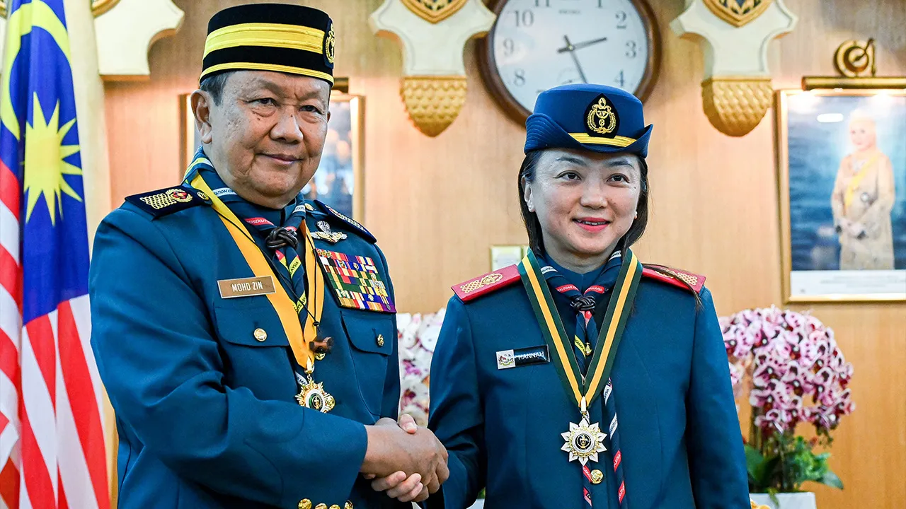 KUALA LUMPUR, 19 Julai -- Menteri di Jabatan Perdana Menteri (Wilayah Persekutuan) Hannah Yeoh (kanan) bersama Ketua Pengakap Negara Mejar Jeneral Datuk Prof Dr Mohd Zin Bidin (kiri) selepas dimasyhurkan sebagai Presiden Majlis Pengakap Negeri Wilayah Persekutuan sempena Majlis Penyampaian Pingat dan Sijil Pengakap Raja Wilayah Persekutuan Kuala Lumpur 2026 di Auditorium Bandaraya, Dewan Bandaraya Kuala Lumpur (DBKL) hari ini.