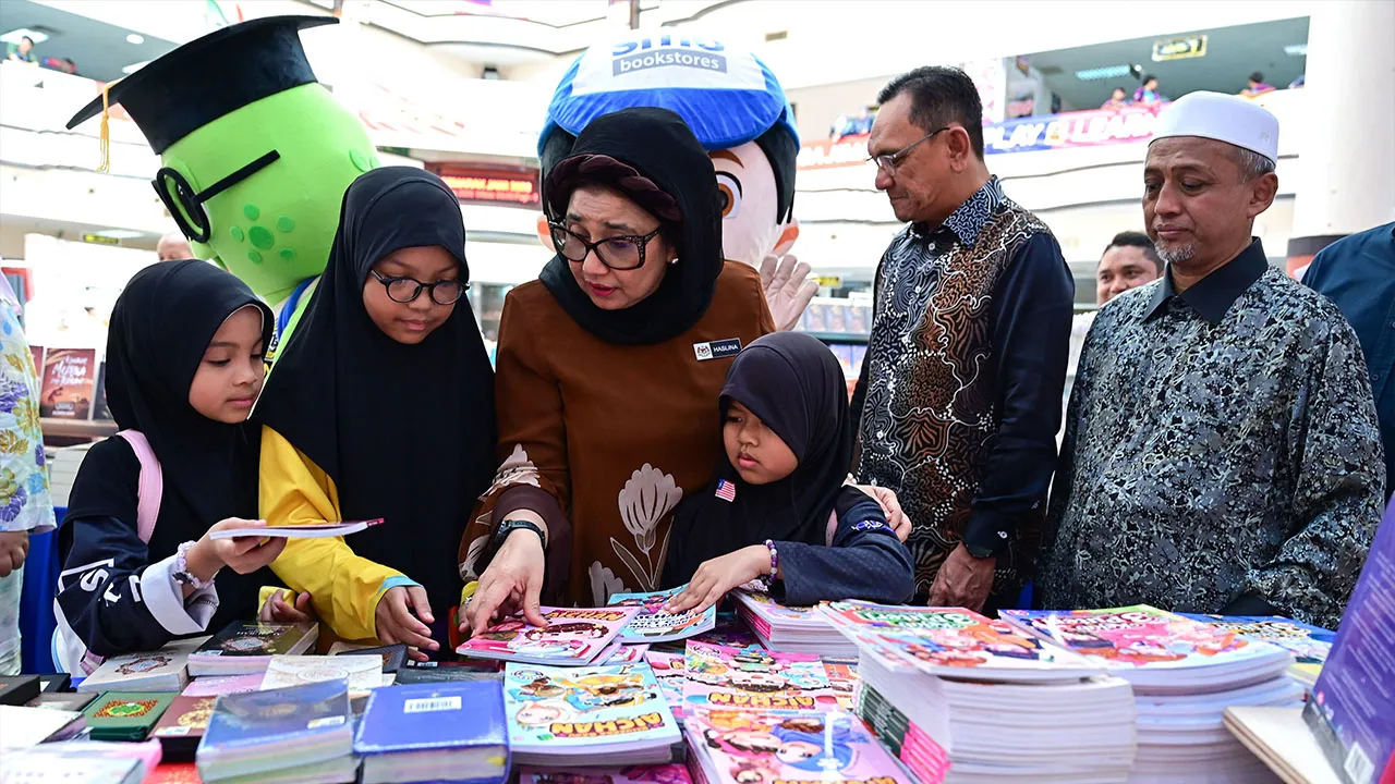 KUALA TERENGGANU, 26 Julai -- Ketua Setiausaha Kementerian Perpaduan Negara Datuk Haslina Abdul Hamid (tiga, kiri) beramah mesra bersama pelajar sekolah semasa melawat gerai jualan buku pada Majlis Perasmian Karnival Buku Dan Semarak Jawi 2026 di Perpustakaan Awam Negeri Terengganu hari ini._BERNAMA