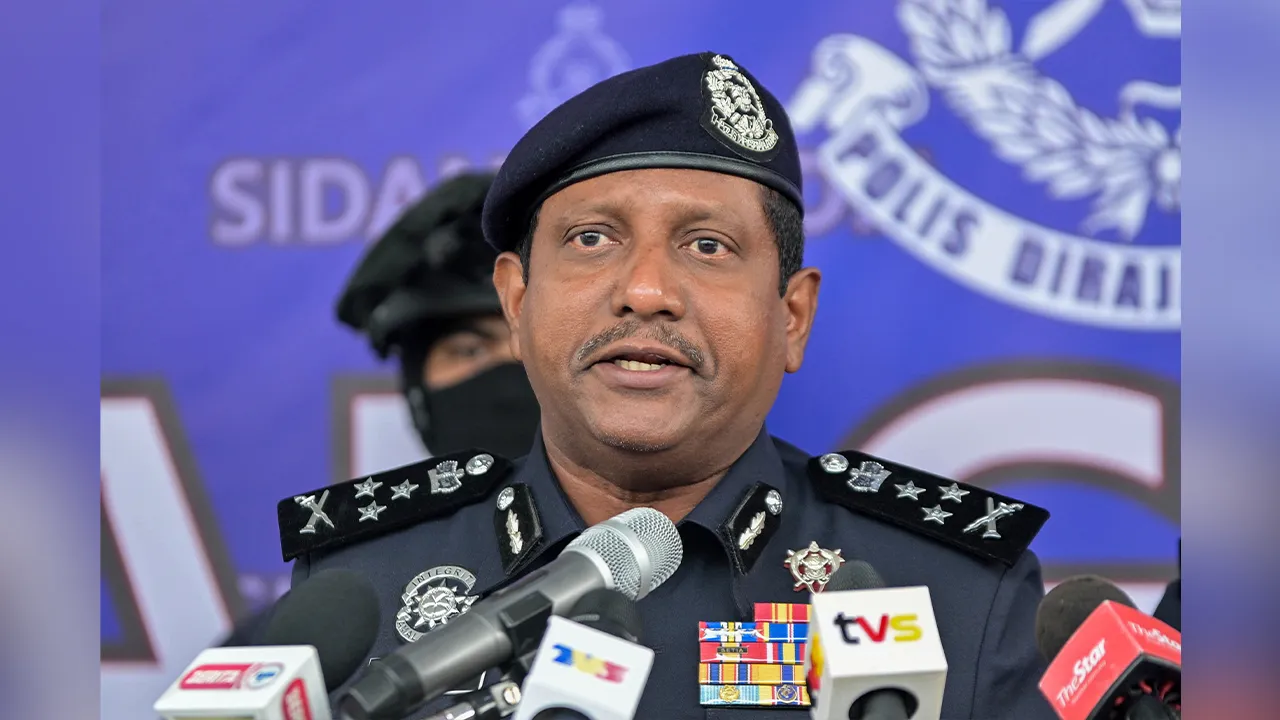 SEMENYIH, 26 Dis-- Pengarah Jabatan Siasatan Jenayah Narkotik (JSJN) Bukit Aman, Datuk Hussein Omar Khan, ketika sidang media mengenai rampasan dadah jenis MDMA, kokain dan ketamin serta beberapa peralatan memproses dadah hasil serbuan di dua premis di Kajang dan Kepong, Kuala Lumpur, pada 21 Disember lalu, di Balai Polis Semenyih hari ini.  Polis turut membongkar sebuah makmal memproses dadah bagi pasaran tempatan dan antarabangsa dengan nilai keseluruhan rampasan dianggarkan berjumlah RM1.04 bilion.  --fo