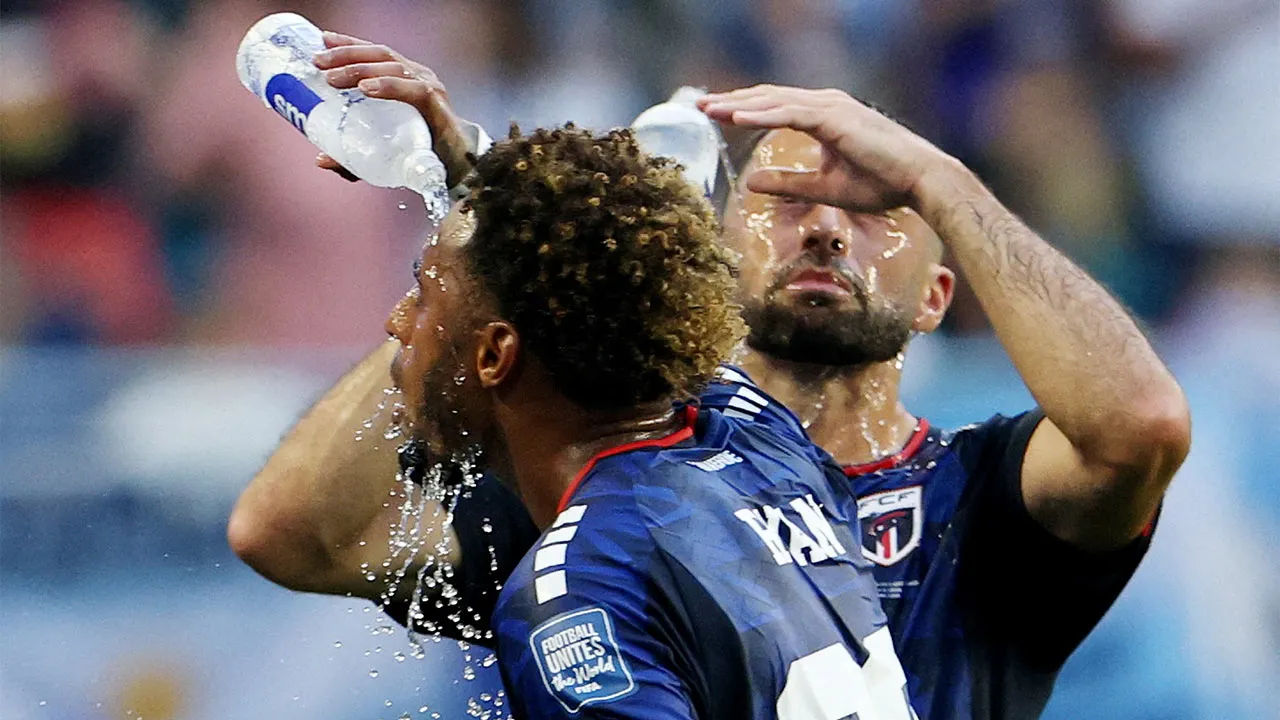 Soccer Football - FIFA World Cup 2026 - Round of 32 - Argentina v Cape Verde - Miami Stadium, Miami Gardens, Florida, U.S. - July 3, 2026 Cape Verde's Ryan Mendes and Pico Lopes during the second half hydration break REUTERS/Amanda Perobelli