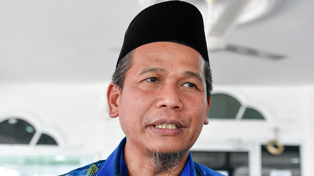 SABAK BERNAM, 22 Jun -- Pengarah Jabatan Agama Islam Wilayah Persekutuan Hanifuddin Roslan menjawab pertanyaan media pada Program Satu Pemimpin Satu Kampung-Santuni MADANI di Masjid Asy-Syukriah Parit 8 Sungai Besar, Sabak Bernam hari ini._BERNAMA