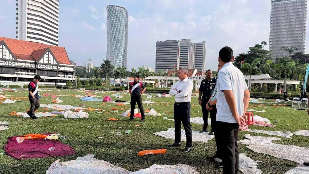 Saya percaya rakyat Kuala Lumpur sayang akan bandar ini. Sebab itu saya kecewa apabila Dataran Merdeka, selepas menjadi tempat kita bersorak dan bergembira bersama, ditinggalkan dalam keadaan begini. Terima kasih kepada pasukan Dewan Bandaraya Kuala Lumpur yang segera turun membersihkan kawasan ini. Ketika orang ramai sudah pulang, mereka masih bekerja untuk mengembalikan kebersihan dan keselesaan Dataran Merdeka. -- FB Hannah Yeoh