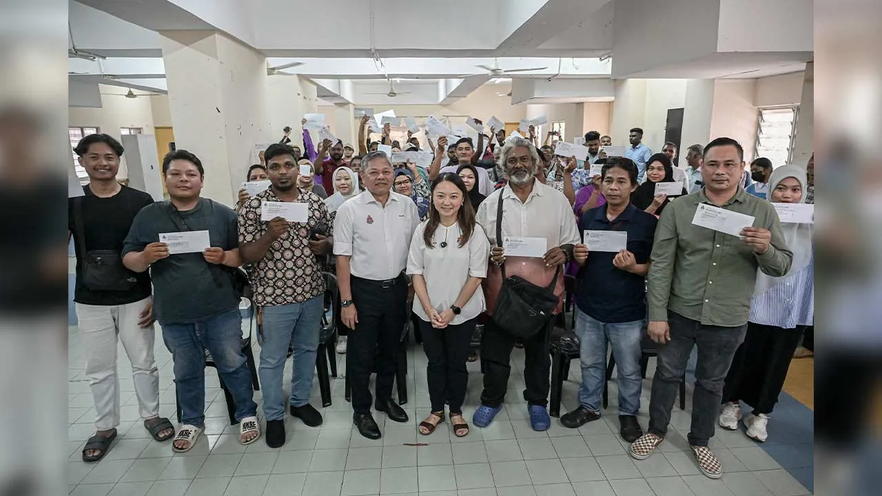 KUALA LUMPUR, 28 April -- Menteri di Jabatan Perdana Menteri (Wilayah Persekutuan) Hannah Yeoh bersama para penduduk yang menerima surat tawaran rumah ketika mengadakan lawatan kerja ke Projek Perumahan Rakyat (PPR) Sri Pantai hari ini.  Turut hadir, Datuk Bandar Kuala Lumpur Datuk Seri Fadlun Mak Ujud (empat, kiri).  --fotoBERNAMA (2026) HAK CIPTA TERPELIHARA