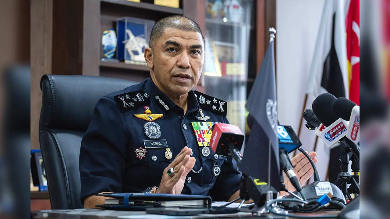KUALA LUMPUR, 1 Julai -- Pengarah Jabatan Siasatan dan Penguatkuasaan Trafik (JSPT) Bukit Aman, Datuk Seri Muhammed Hasbullah Ali, bercakap pada sidang media mengenai kejayaan JSPT dalam operasi bersepadu menangani pemandu kenderaan perdagangan di bawah pengaruh dadah bersama Jabatan Siasatan Jenayah Narkotik dan Agensi Antidadah Kebangsaan di Ibu Pejabat Polis Bukit Aman hari ini.  --fotoBERNAMA (2026) HAK CIPTA TERPELIHARA