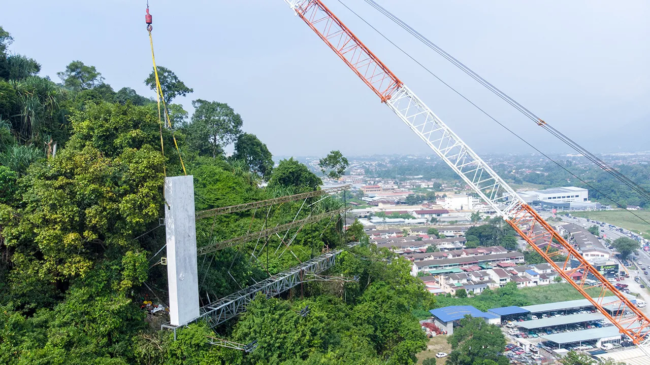 IPOH, 15 Julai -- Tulisan ikonik “IPOH” di kawasan Gunung Lang di sini telah diturunkan bagi membolehkan kerja pemeriksaan, pembaikan dan baik pulih dilaksanakan.  Majlis Bandaraya Ipoh (MBI) dalam kenyataan hari ini memaklumkan langkah itu diambil bagi memastikan struktur serta keadaan fizikal tulisan berkenaan sentiasa berada dalam keadaan baik, selamat dan terpelihara sebagai satu daripada mercu tanda kebanggaan bandar raya Ipoh.  Pihak berkuasa tempatan itu memaklumkan kerja pemasangan semula tulisan “I