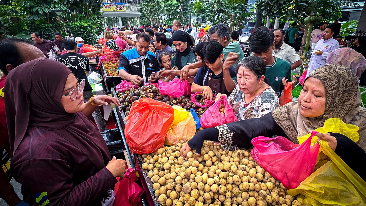 SHAH ALAM, 24 Julai -- Pengunjung mengambil kesempatan membeli pelbagai buah-buahan tempatan seperti langsat, manggis, rambutan, pulasan dan durian pada Pesta Buah-Buahan Negeri Selangor 2026 di Aneka Walk Shah Alam, hari ini._BERNAMA