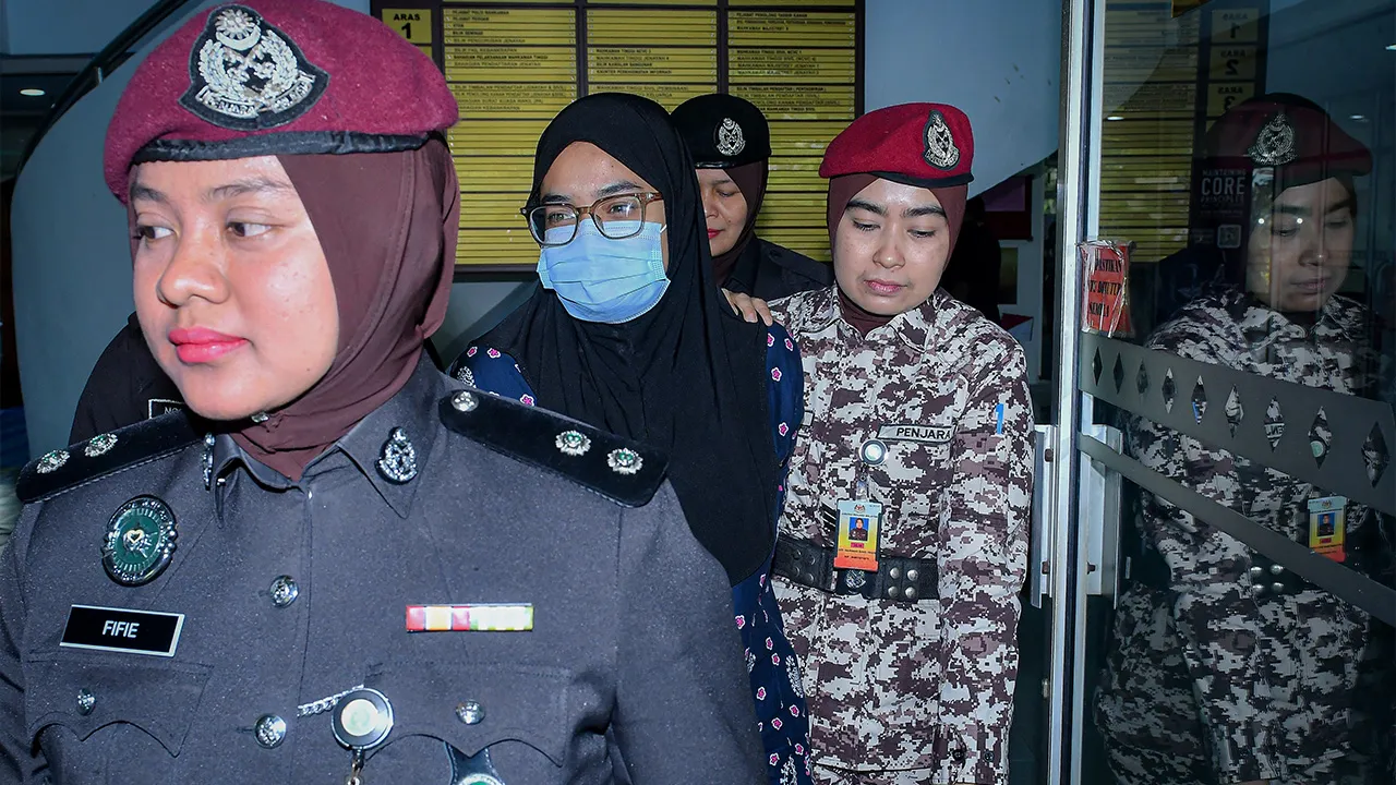 SHAH ALAM, 30 Julai -- Mahkamah Tinggi di sini hari ini menetapkan 19 Ogos depan bagi pendengaran rayuan Ismanira Abdul Manaf (dua, kiri) untuk mengetepikan sabitan dan hukuman penjara lima tahun dijatuhkan terhadapnya kerana mengabaikan anaknya, Zayn Rayyan Abdul Matin, 6, sehingga menyebabkan kecederaan fizikal, tiga tahun lepas._BERNAMA