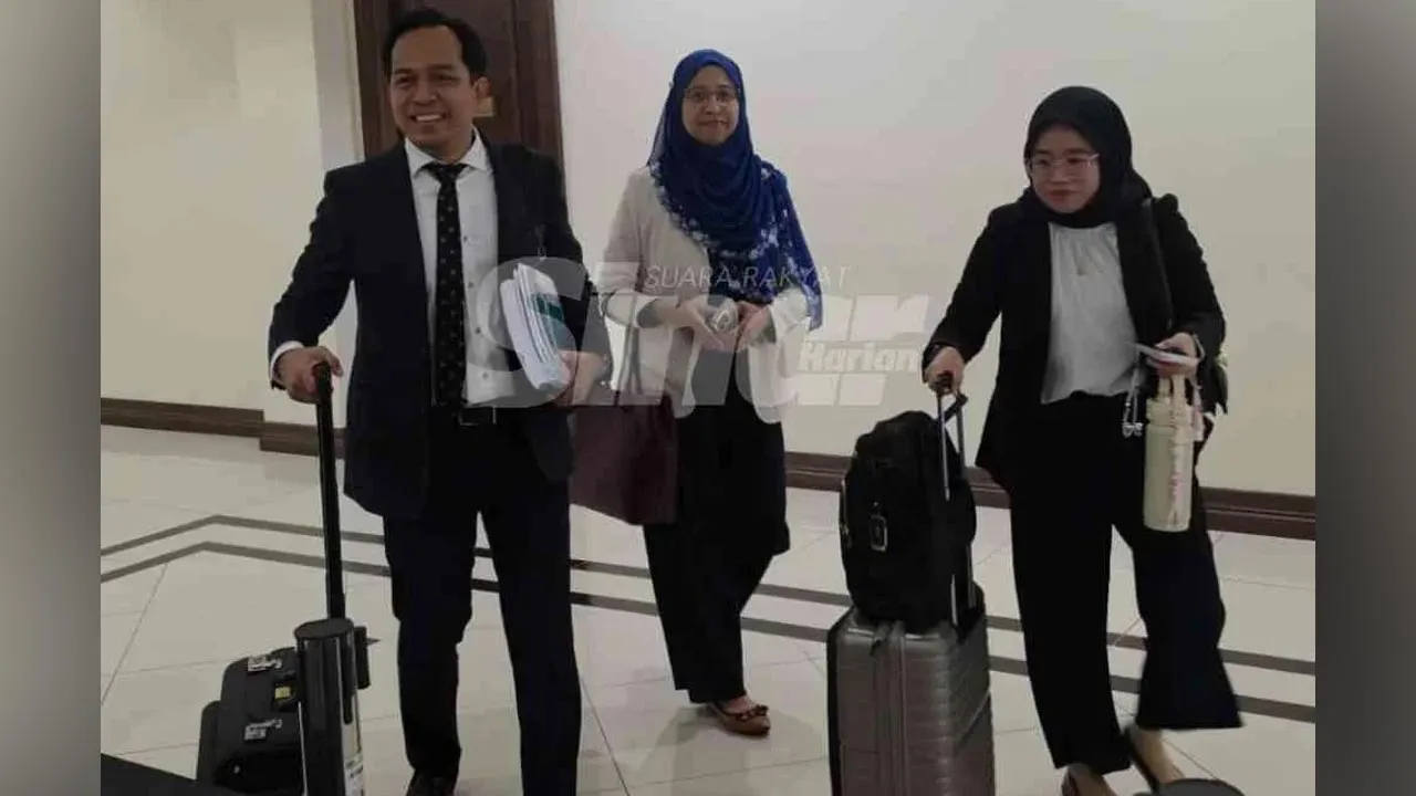 Dr Noor Aishah (tengah) ketika tiba di Mahkamah Koroner di Kota Kinabalu. -- SINAR HARIAN
