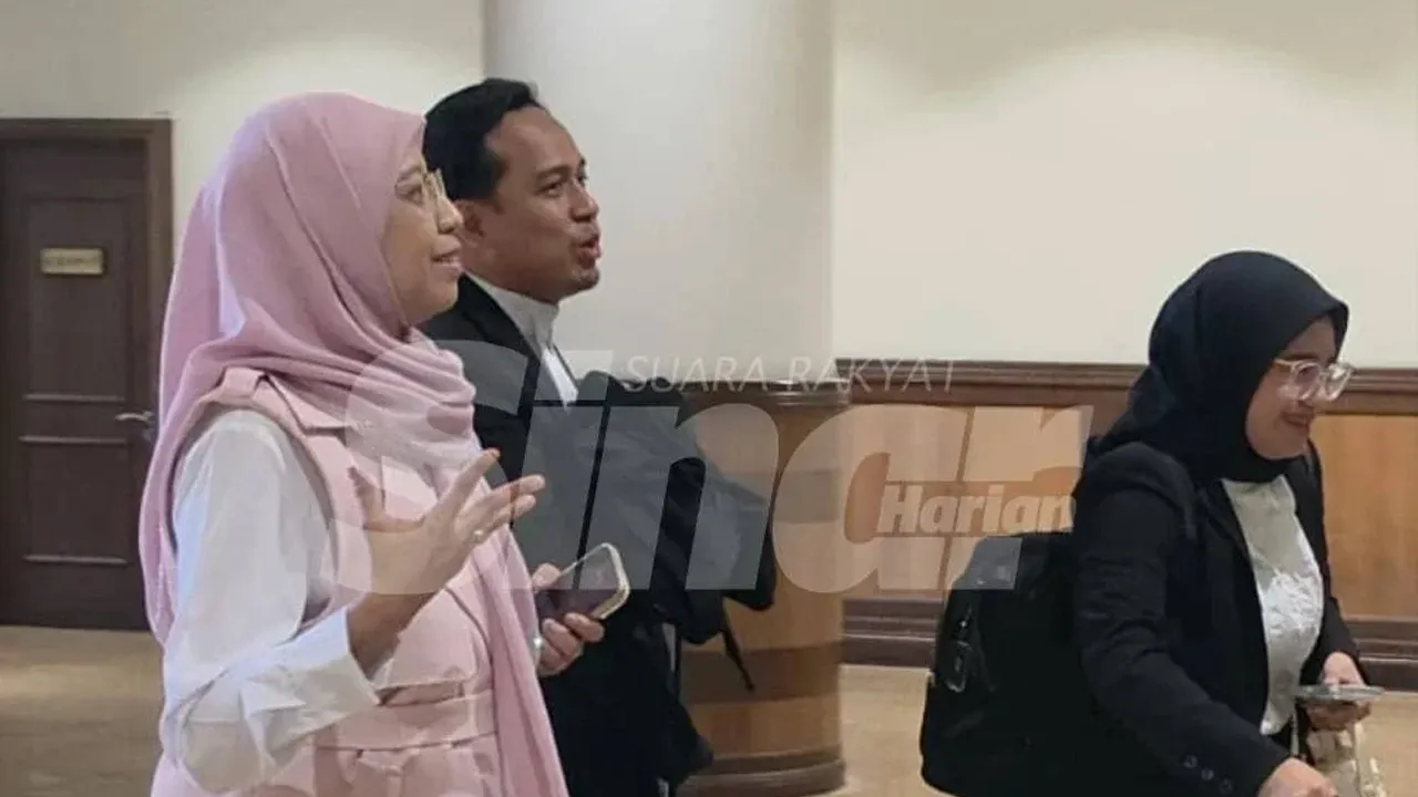 Dr Noor Aishah (kiri) hadir ke Mahkamah Koroner Kota Kinabalu bagi memberi keterangan dalam inkues kematian Zara Qairina Mahathir pada Isnin._Sinar Harian