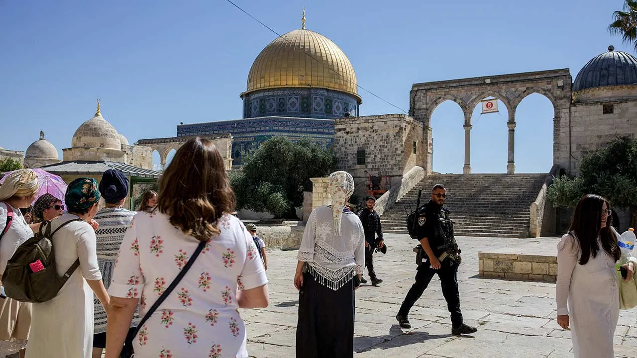 Jewish worshippers visit Al-Aqsa compound, known to Jews as the Temple Mount, in Jerusalem's Old City, July 15, 2026. The Dome of the Rock can be seen in the background. REUTERS/Naama Stern TPX IMAGES OF THE DAY