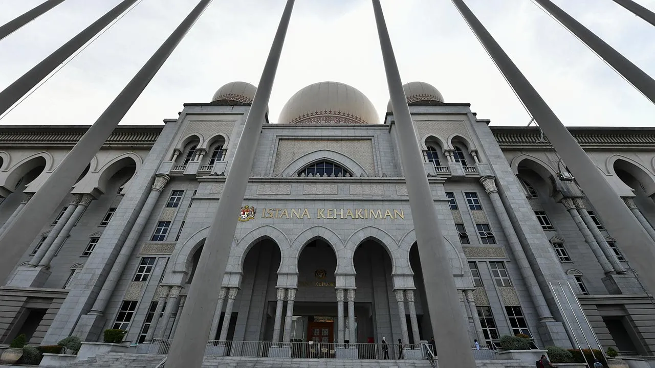 PUTRAJAYA, 8 Dis -- Mahkamah Rayuan hari ini mengekalkan sabitan salah dan hukuman penjara 12 tahun serta denda RM210 juta terhadap bekas Perdana Menteri, Datuk Seri Najib Razak yang didapati bersalah di atas tujuh pertuduhan membabitkan penyelewengan dana RM42 juta milik syarikat SRC International Sdn Bhd.  Prosiding tersebut dijalankan melalui sidang video berikutan bekas perdana menteri dan peguam belanya merupakan kontak kasual kepada anak lelaki Muhammad Shafee, Muhammad Farhan, yang disahkan positif C