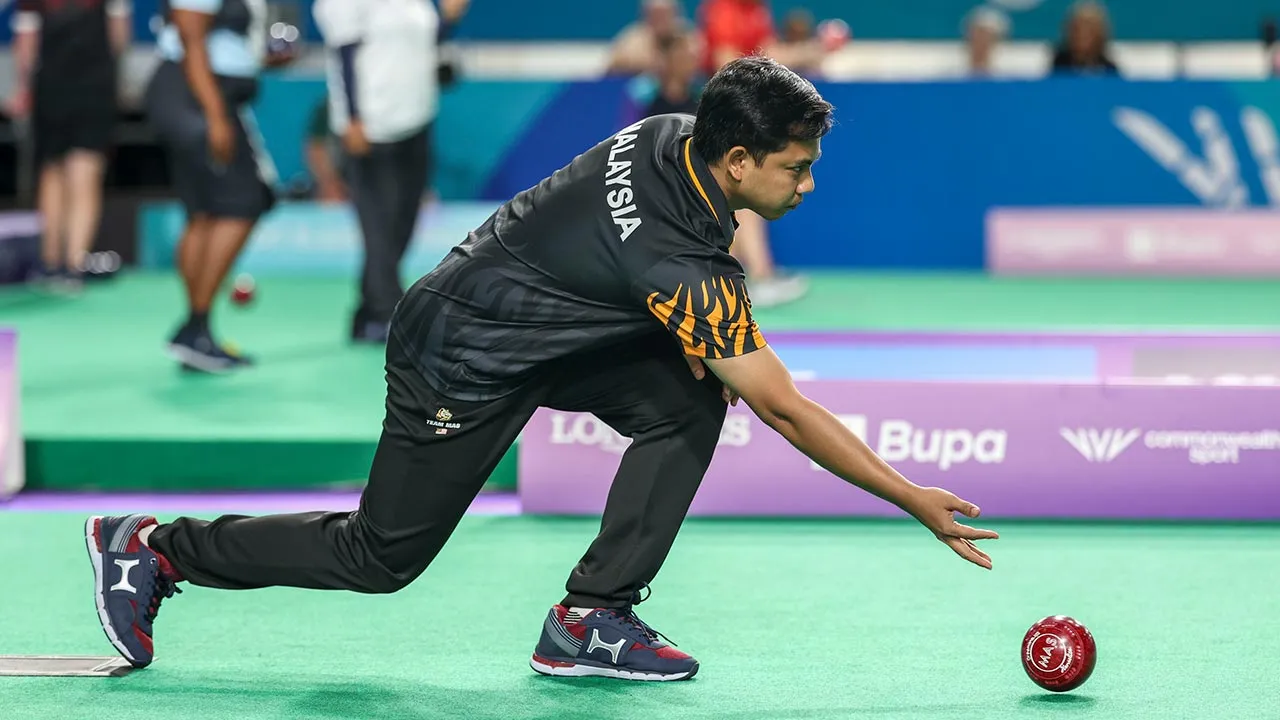 GLASGOW, July 23 -- Malaysia's men's singles lawn bowls player Izzat Shameer Dzulkeple in action against Cecil Alexander of the Falkland Islands at the Glasgow 2026 Commonwealth Games at the Scottish Event Campus (SEC) today.  Izzat won the match 10-3, 7-4.  --fotoBERNAMA (2026) COPYRIGHT RESERVED