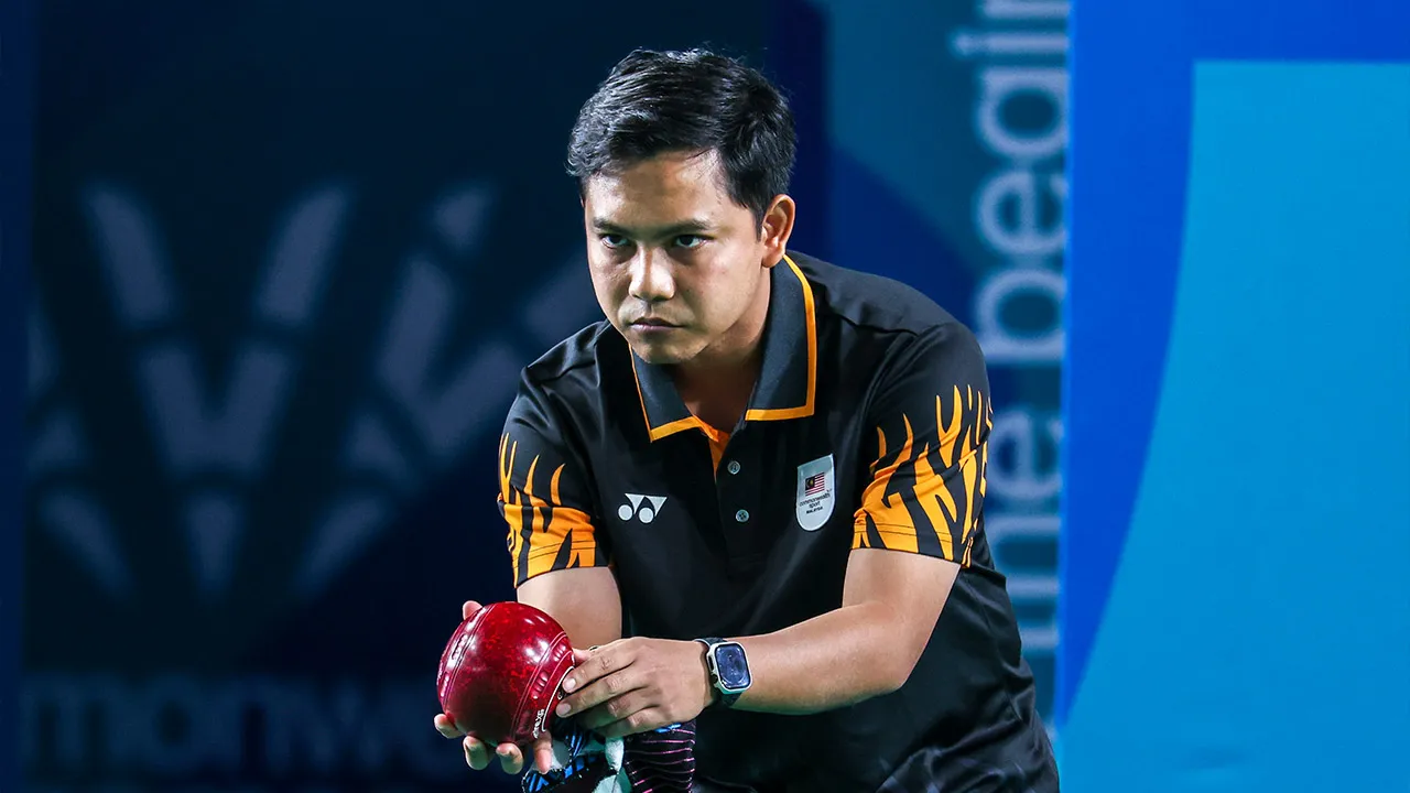 GLASGOW, July 23 -- Malaysia's men's singles lawn bowls player Izzat Shameer Dzulkeple in action against Cecil Alexander of the Falkland Islands at the Glasgow 2026 Commonwealth Games at the Scottish Event Campus (SEC) today.  Izzat won the match 10-3, 7-4.  --fotoBERNAMA (2026) COPYRIGHT RESERVED