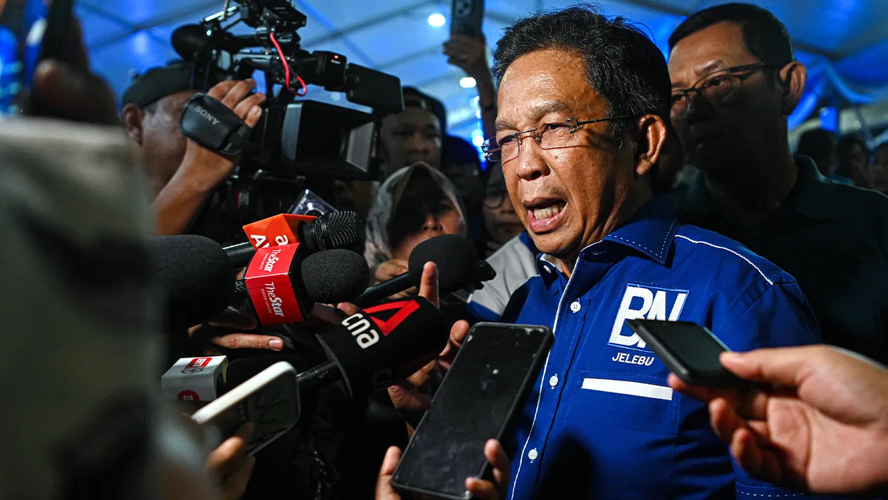SEREMBAN, 15 Julai -- Pengarah Pilihan Raya BN Negeri Sembilan Datuk Seri Jalaluddin Alias (tengah) menjawab pertanyaan wartawan semasa sidang media pada majlis pengumunan Calon Barisan Nasional (BN) Pilihan Raya Negeri (PRN) Negeri Sembilan di pekarangan Stadium Tuanku Abdul Rahman, hari ini.  --fotoBERNAMA (2026) HAK CIPTA TERPELIHARA