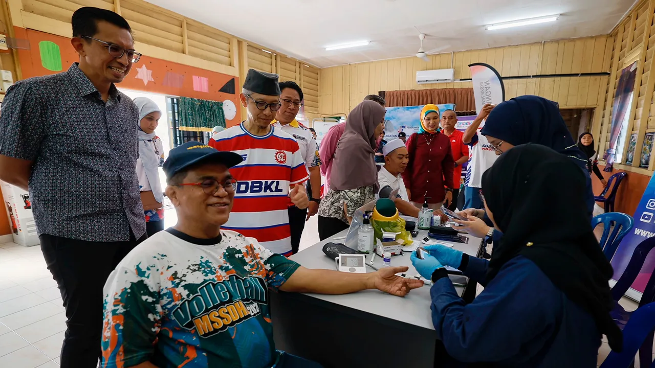BATU PAHAT, 4 Julai -- Ketua Setiausaha Kementerian Komunikasi, Datuk Abdul Halim Hamzah (berdiri dua, kiri) melihat aktiviti pemeriksaan kesihatan secara percuma sempena program Japen Arena Penggerak Komuniti (JAGO) di Balai Raya Kampung Istana hari ini.  Turut hadir Ketua Kampung, Kampung Istana Abd Jalil Ali (berdiri kiri).  Program JAGO turut menyiarkan siaran langsung Piala Dunia FIFA 2026 di antara Colombia bertemu Ghana pagi tadi untuk penduduk setempat yang turut disaksikan Abdul Halim.  -- fotoBERN