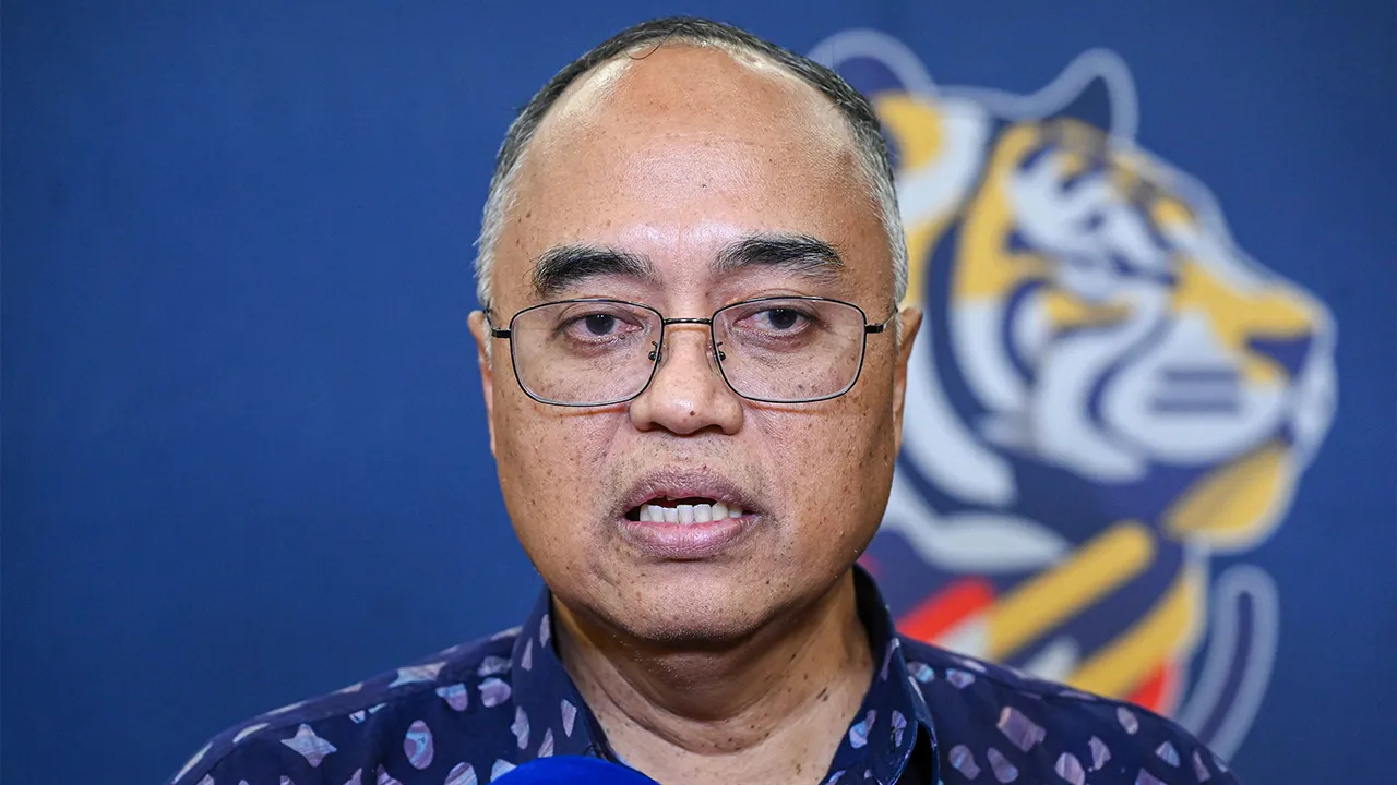 KUALA LUMPUR, 25 Jun -- Ketua Pengarah MSN Jefri Ngadirin bercakap pada sidang media selepas Mesyuarat Program Penyediaan Atlet ke arah Sukan Para ASEAN 2027 bersama Presiden Persatuan Sukan Kebangsaan Para di MSN, Bukit Jalil hari ini._BERNAMA