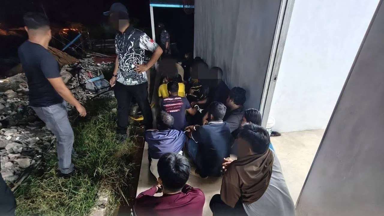 𝗝𝗶𝘁𝗿𝗮, 𝟭𝟴 𝗝𝘂𝗹𝗮𝗶 𝟮𝟬𝟮𝟲 – Jabatan Imigresen Malaysia (JIM) Negeri Kedah berjaya menahan 34 Pendatang Asing Tanpa Izin (PATI) dalam satu Operasi Bersepadu dan Ops Sapu yang dijalankan di sebuah ladang ternakan ayam di Jitra, lewat malam semalam.