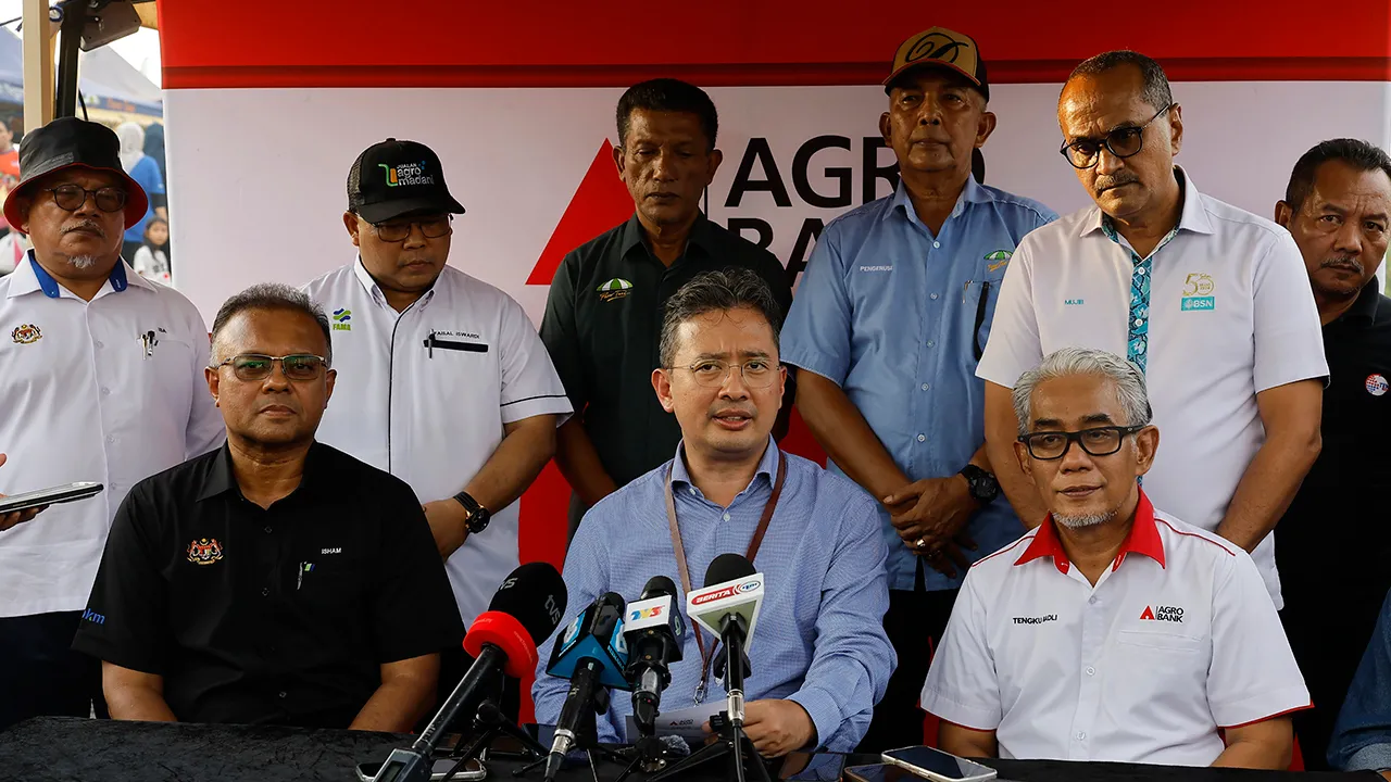 PUTRAJAYA, 3 Julai -- Ketua Setiausaha Perbendaharaan Tan Sri Johan Mahmood Merican (duduk dua kiri) bersama Ketua Setiausaha Kementerian Pertanian dan Keterjaminan Makanan (KPKM) pada Datuk Seri Isham Ishak (duduk, kiri) ketika sidang media selepas mengadakan lawatan ke tapak pasar tani Putrajaya hari ini._BERNAMA