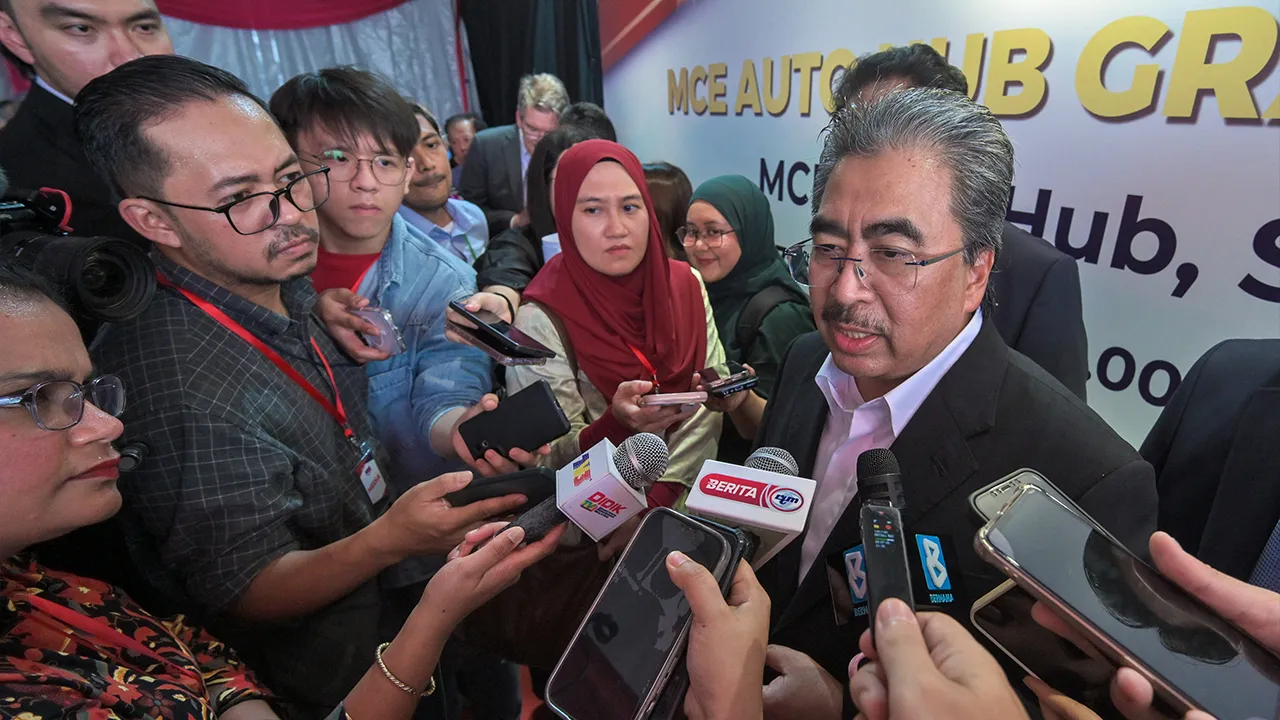 RAWANG, 7 Julai -- Menteri Pelaburan, Perdagangan dan Industri Datuk Seri Johari Abdul Ghani (tengah) ketika sidang media selepas merasmikan pembukaan MCE Auto Hub di Serendah hari ini._BERNAMA