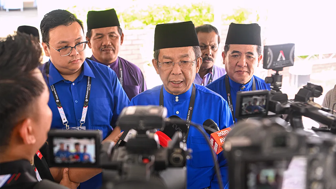 JELEBU, 18 Julai -- Calon Barisan Nasional bagi Dewan Undangan Negeri (DUN) Pertang Datuk Seri Jalaluddin Alias (tengah) ketika sidang media selepas proses penamaan calon sempena Pilihan Raya Negeri (PRN) Negeri Sembilan ke-16 di Pusat Penamaan Calon Dewan Besar Kuala Klawang Jelebu hari ini._BERNAMA