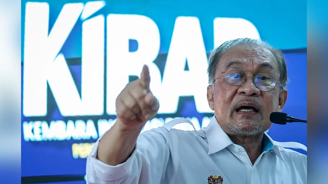 JOHOR BAHRU, 4 Julai -- Perdana Menteri Datuk Seri Anwar Ibrahim berucap pada Program Jalinan Mesra PMX Bersama Belia Johor sempena Kembara Inspirasi Belia Akar Umbi (KIBAR) di Taman Melor, Tampoi di sini hari ini.  --fotoBERNAMA