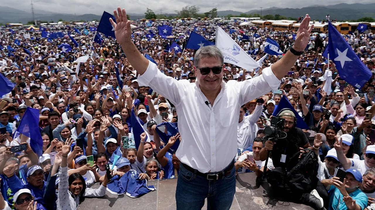 Former Honduran President Juan Orlando Hernandez gestures as he meets with supporters after arriving following a pardon by U.S. President Donald Trump, which freed Hernandez from a 45-year prison sentence for conspiring to import cocaine into the United States, at Finca Rocio, in Comayagua, Honduras, July 26, 2026. REUTERS/Leonel Estrada TPX IMAGES OF THE DAY