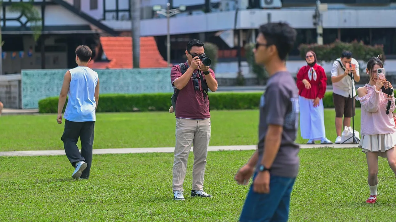KUALA LUMPUR, 14 Julai -- Di satu sudut Bangunan Sultan Abdul Samad, kelihatan seorang lelaki menggalas beg dengan kamera di tangan, sesekali berhenti apabila gelagat seseorang menarik perhatiannya.  Itulah pendekatan unik jurugambar jalanan Muhammad Amirul Ibrahim, 31, yang sejak hampir dua tahun lalu merakam momen spontan orang ramai sebelum mencetak gambar itu menggunakan pencetak foto mudah alih untuk dihadiahkan kepada individu terbabit di sekitar lokasi tumpuan di ibu kota.  --fotoBERNAMA (2026) HAK C