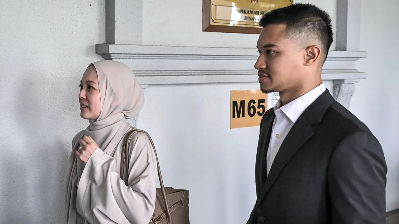 KUALA LUMPUR, 20 Julai -- Pengasas FashionValet, Datin Vivy Yusof dan suaminya Datuk Fadzarudin Shah Anuar yang berdepan pertuduhan pecah amanah dana pelaburan Khazanah Nasional Berhad (Khazanah) dan Permodalan Nasional Berhad (PNB) berjumlah RM8 juta, hadir pada hari pertama perbicaraan kes di Mahkamah Sesyen hari ini.  --fotoBERNAMA (2026) HAK CIPTA TERPELIHARA