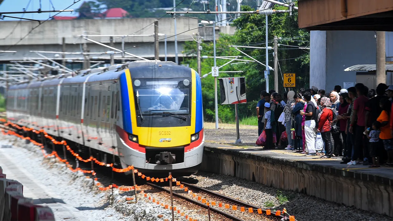 SEREMBAN, 14 April -- Stesen Keretapi Seremban mula dilihat sibuk dengan pertambahan penumpang yang menggunakan perkhidmatan tren komuter menuju ke Lembah Klang selepas bercuti di kampung halaman sempena Hari Raya Aidilfitri, di sini hari ini.  Sebahagian anak perantau dilihat lebih selesa menggunakan perkhidmatan pengangkutan awam untuk mengelakkan tersekat dalam kesesakan di lebuh raya utama negara sama ada menghala ke arah utara, selatan dan Pantai Timur Semenanjung.  --fotoBERNAMA (2024) HAK CIPTA TERPE