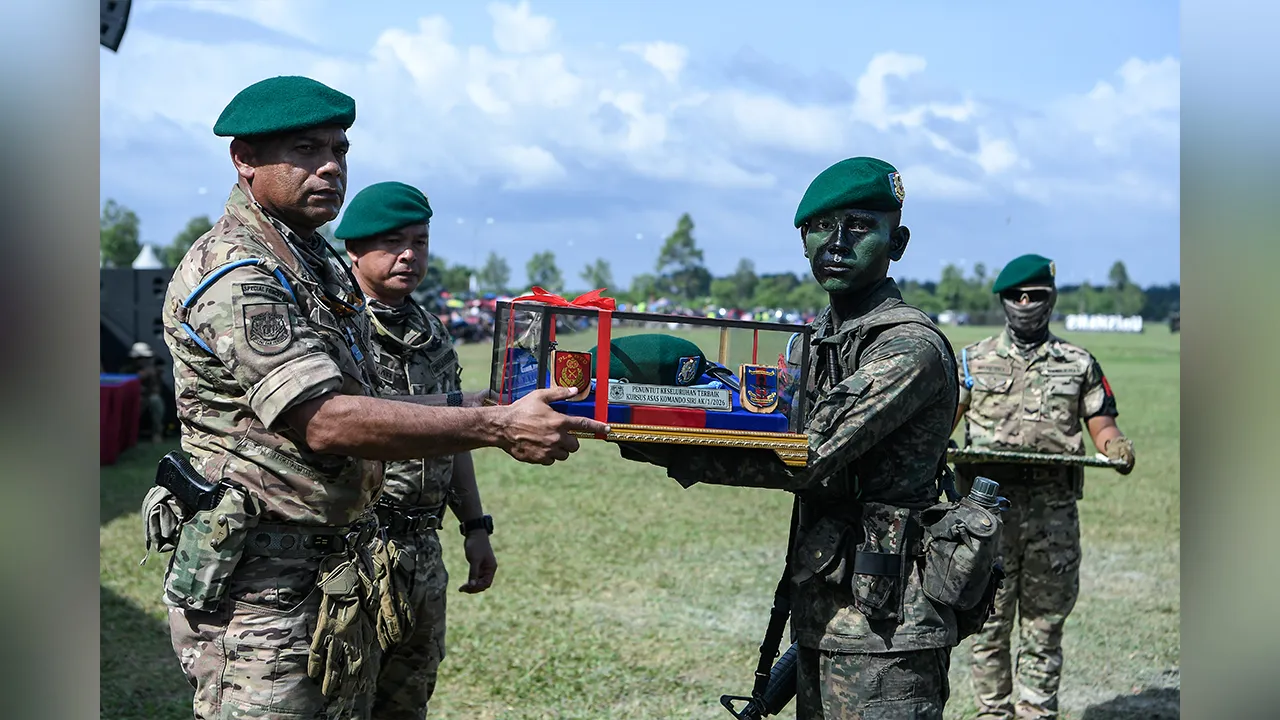BALING, 11 Jul -- Komandan Pusat Latihan Peperangan Khusus (PULPAK), Kolonel Nordin Abu, menyampaikan Penuntut Keseluruhan Terbaik Kursus Asas Komando Siri AK/1/26 kepada Leftenan Muda Muhammad Fadli Jamalludin, 24, pada Majlis Penutup Kursus Asas Komando Siri AK/1/2026 di Universiti Sultan Abdul Halim Mu’adzam Shah (UniSHAMS), Kuala Ketil, di sini hari ini.  Pegawai yang berasal dari Ampang, Kuala Lumpur itu berkata beliau gagal menamatkan latihan Kursus Asas Komando Siri 3/2024, namun pengalaman berkenaan