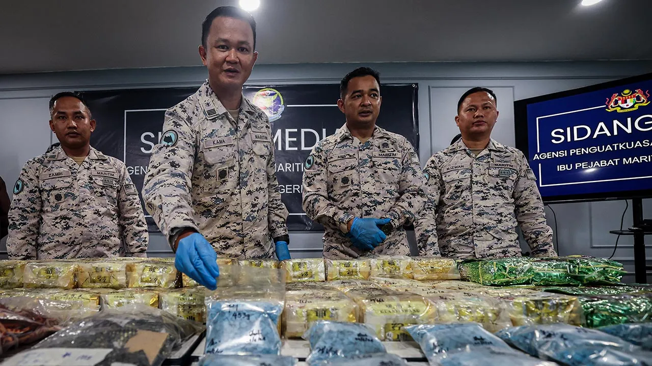 JOHOR BAHRU, 1 Jul -- Pemangku Pengarah Maritim Johor Kepten Maritim Kama Azri Kamil (dua kiri) menunjukkan pil ekstasi dalam sidang media mengenai rampasan dadah dan tangkapan di Ibu Pejabat Maritim Negeri Johor, hari ini.  Agensi Penguatkuasaan Maritim Malaysia (Maritim Malaysia) Johor menumpaskan cubaan menyeludup dadah bernilai hampir RM7 juta ke negara jiran selepas menahan dua lelaki tempatan dalam satu operasi di tenggara perairan Tanjung Piai, Pontian pada Isnin.  Kama Azri berkata adik beradik beru