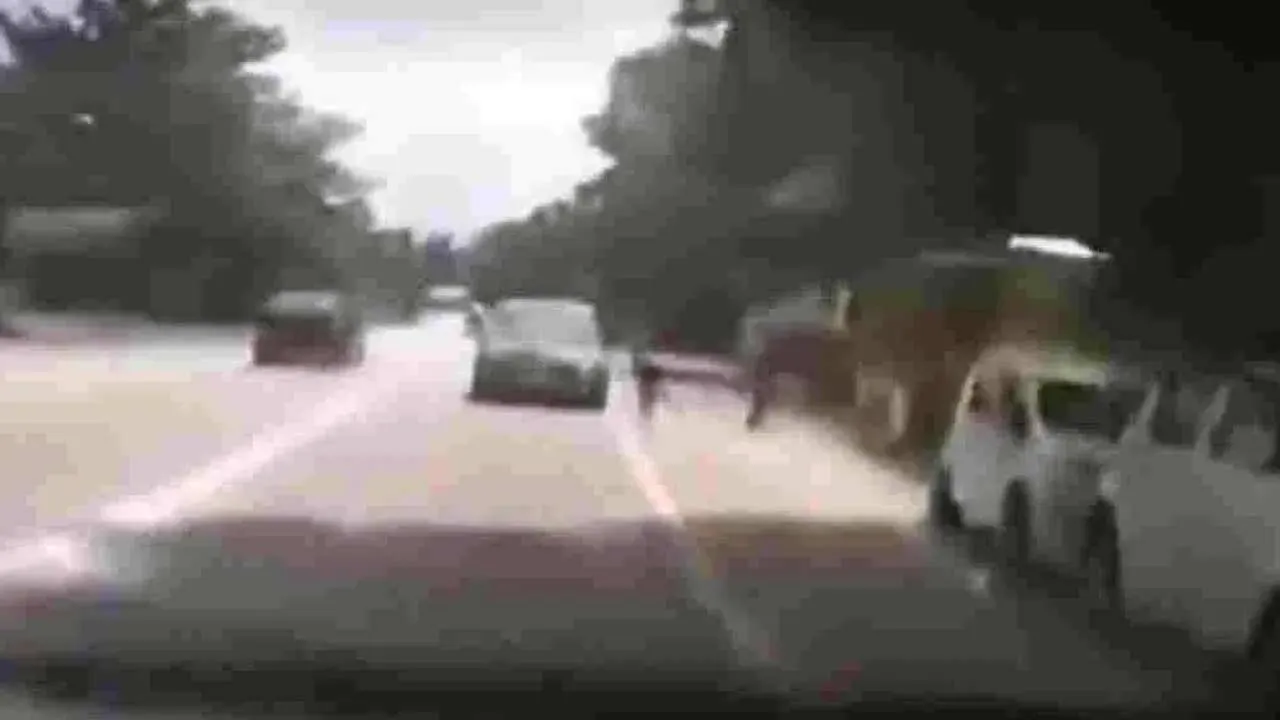Seorang murid prasekolah di SK Seri Geliga cedera parah dalam kemalangan ketika melintas jalan berhadapan sekolahnya. Foto tular