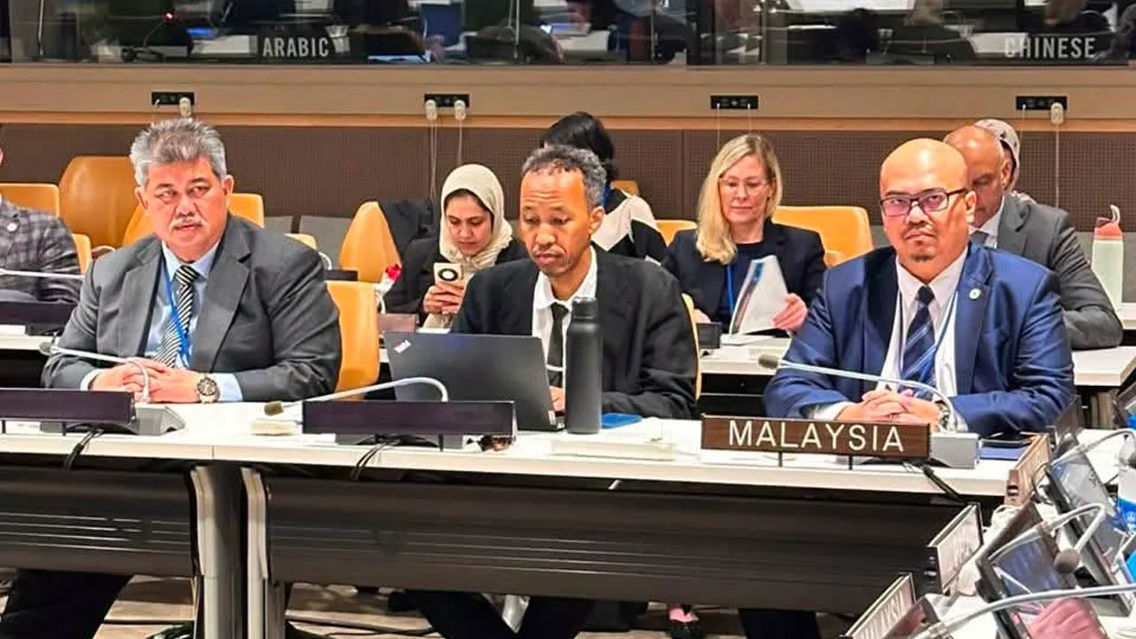 MALAYSIA KONGSI KEPAKARAN DAN PENDEKATAN HOLISTIK MENANGANI EKSTREMISME DI PBB NEW YORK, 30 Jun –Kementerian Dalam Negeri (KDN) sentiasa komited memperkukuh keamanan sejagat terus mendapat pengiktirafan apabila delegasi KDN diberi penghormatan memainkan peranan penting dalam beberapa platform strategik sempena Fourth United Nations High-Level Conference on Counter-Terrorism di Ibu Pejabat Pertubuhan Bangsa-Bangsa Bersatu (PBB), New York._FB Kementerian Dalam Negeri