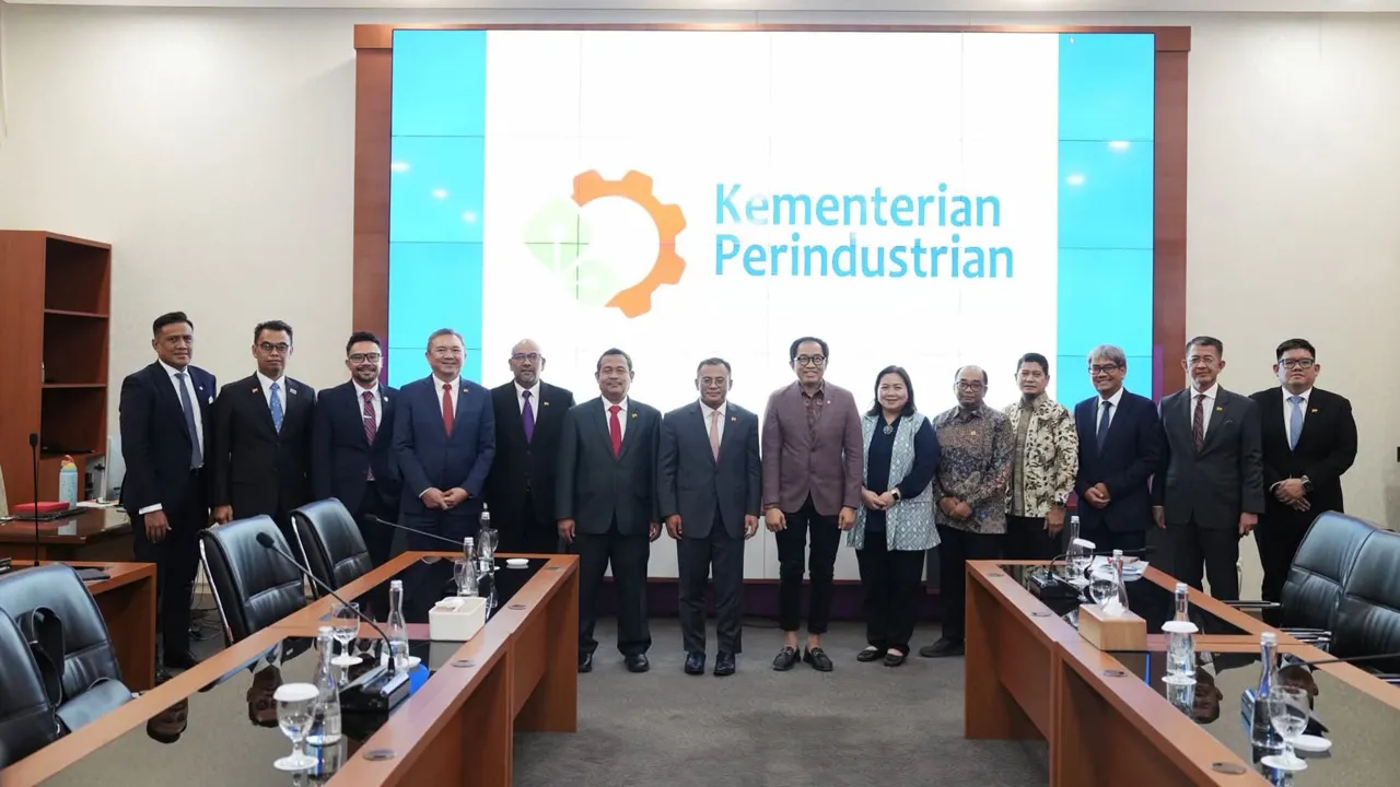 Menyertai delegasi rasmi Kerajaan Negeri Selangor yang diketuai oleh YAB Dato’ Menteri Besar Selangor, Dato’ Seri Amirudin Shari bersama barisan EXCO Negeri dan wakil agensi Kerajaan Negeri dalam siri kunjungan hormat ke atas Ibu Dyah Roro Esti Widya Putri, Timbalan Menteri Perdagangan Republik Indonesia, H. Dr. Faisol Riza, Timbalan Menteri Perindustrian Republik Indonesia, serta wakil Danantara Indonesia yang diketuai oleh Bapak Pahala Mansury, Pengarah Urusan Hubungan Global dan Tadbir Urus, dan Bapak Re
