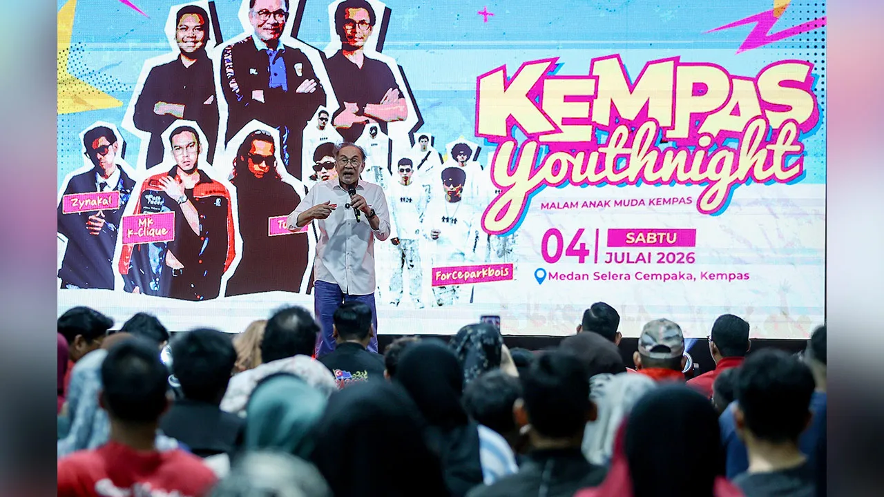 JOHOR BAHRU, 4 Julai -- Perdana Menteri Datuk Seri Anwar Ibrahim berucap pada Majlis Malam Anak Muda Kempas sempena kempen Pilihan Raya Negeri (PRN) Johor ke-16 di sini hari ini.  --fotoBERNAMA 