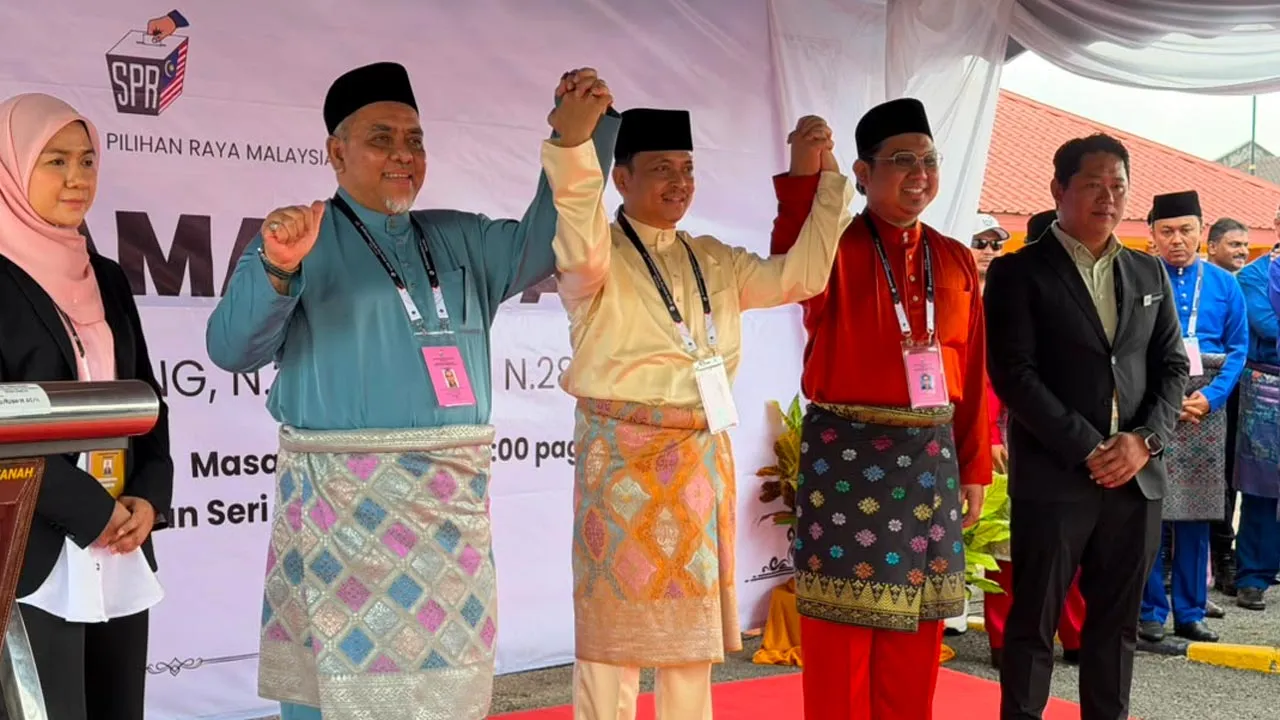 Calon PN Kamarol Ridzuan Mohd Zain (dua dari kiri) calon Bersatu Nazree Mohd Yunus (tengah) dan calon PH Ahmad Shahir Mohd Shah bertarung merebut kerusi DUN Paroi -- AWANI