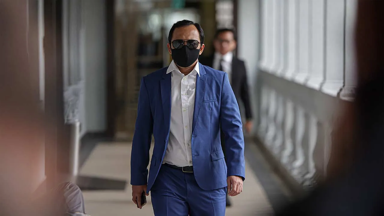 KUALA LUMPUR, 8 Julai -- Bekas Pengurus Petroliam Nasional Berhad (PETRONAS) Mohd Khairul Akmal Mohd Jasni hadir bagi perbicaraan kes yang dihadapinya di Mahkamah Sesyen hari ini atas dakwaan cuba mendedahkan dokumen sulit syarikat itu kepada Petroleum Sarawak Berhad (Petros).  -- fotoBERNAMA (2026) HAK CIPTA TERPELIHARA