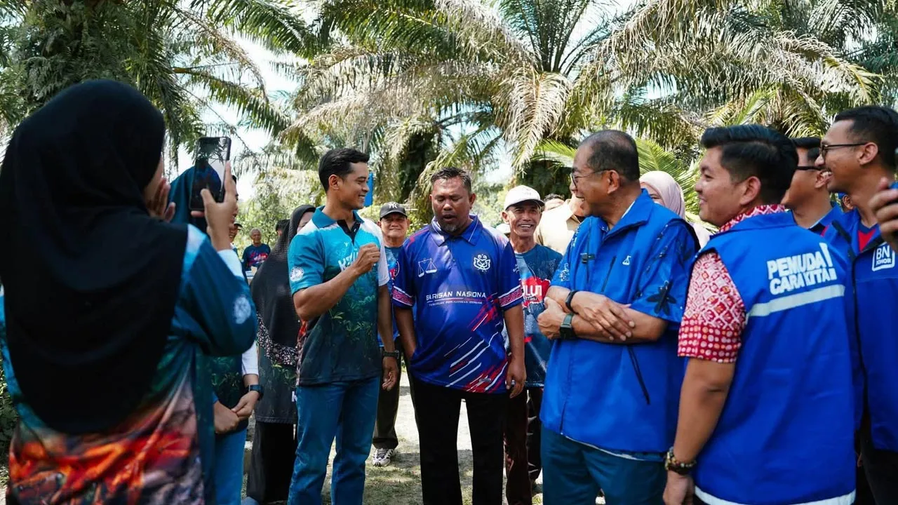meninjau perkembangan Projek Madu Kelulut Sedili Kecil, Kota Tinggi yang telah diusahakan oleh penduduk di kawasan PPRT. FB Khaled Nordin