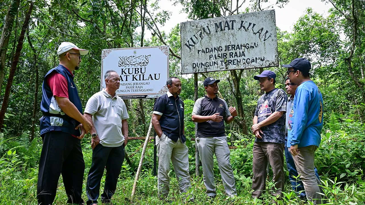 DUNGUN, 27 Julai -- Pengarah Jabatan Warisan Negara (JWN) Zon Timur, Nor Fairus Nizam Jelani (tiga, kanan) berbincang dengan wakil pertubuhan bukan kerajaan (NGO) dan penduduk ketika meninjau tapak Kubu Mat Kilau di Padang Jerangau, Kampung Pasir Raja hari ini.  Tapak Kubu Mat Kilau di Kampung Pasir Raja dekat sini dikenal pasti sebagai lokasi yang berpotensi diwartakan sebagai tapak warisan dan dibangunkan sebagai destinasi pelancongan sejarah pada masa hadapan.  -- fotoBERNAMA (2026) HAK CIPTA TERPELIHARA