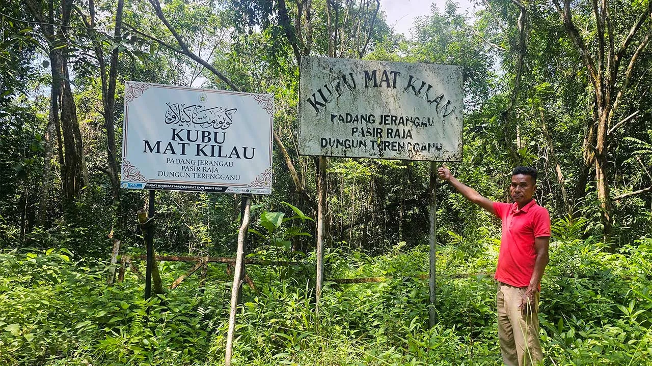 DUNGUN, 18 Julai -- Pengerusi Jawatankuasa Pembangunan dan Keselamatan Kampung Persekutuan (JPKKP) Kampung Shukor, Tengku Rosman Tengku Jaafar, 57, menunjukkan papan tanda Kubu Mat Kilau di Padang Jerangau, Kampung Pasir Raja, hari ini.  Beliau berkata negara akan mengalami kerugian besar sekiranya tinggalan warisan sejarah itu dibiarkan rosak serta lenyap sehingga generasi akan datang tidak lagi berpeluang melihat bukti fizikal yang menjadi lambang perjuangan pahlawan Melayu dalam mempertahankan tanah air.